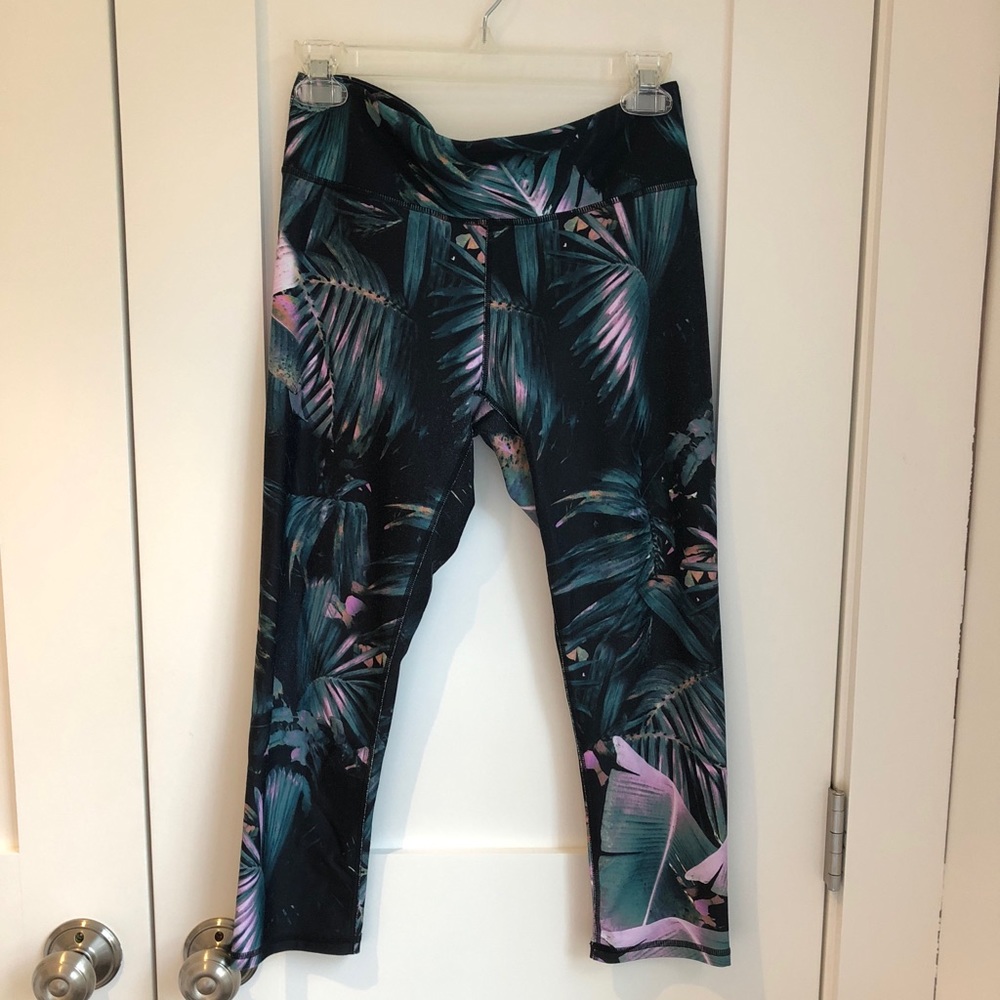 Fabletics Palm Cropped Leggings